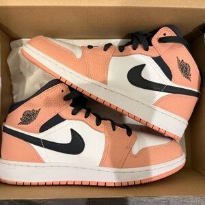 Jordan 1 Mid Pink quartz